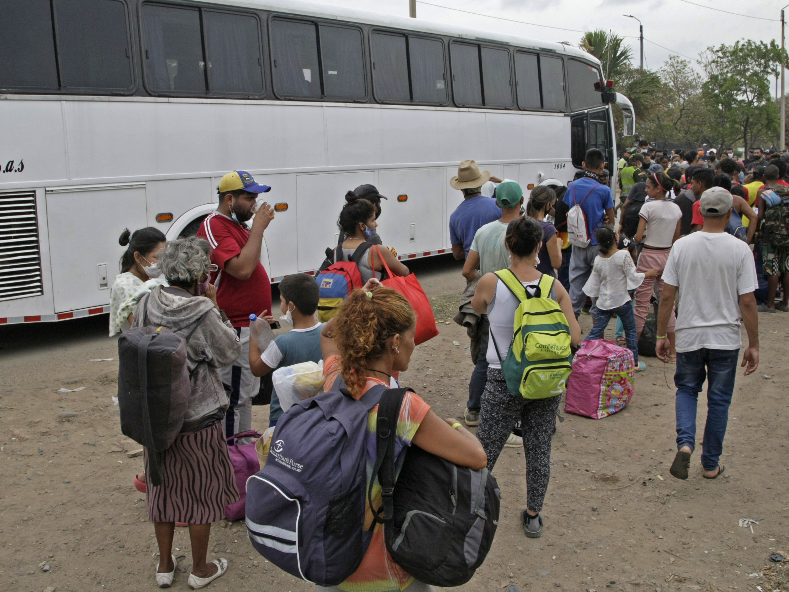 Los venezolanos son trasladados en buses hasta tienditas