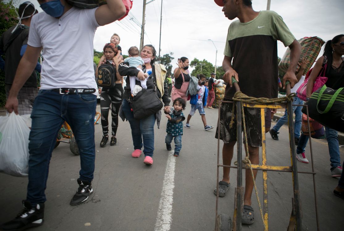 Venezolanos esperan la reapertura de la frontera