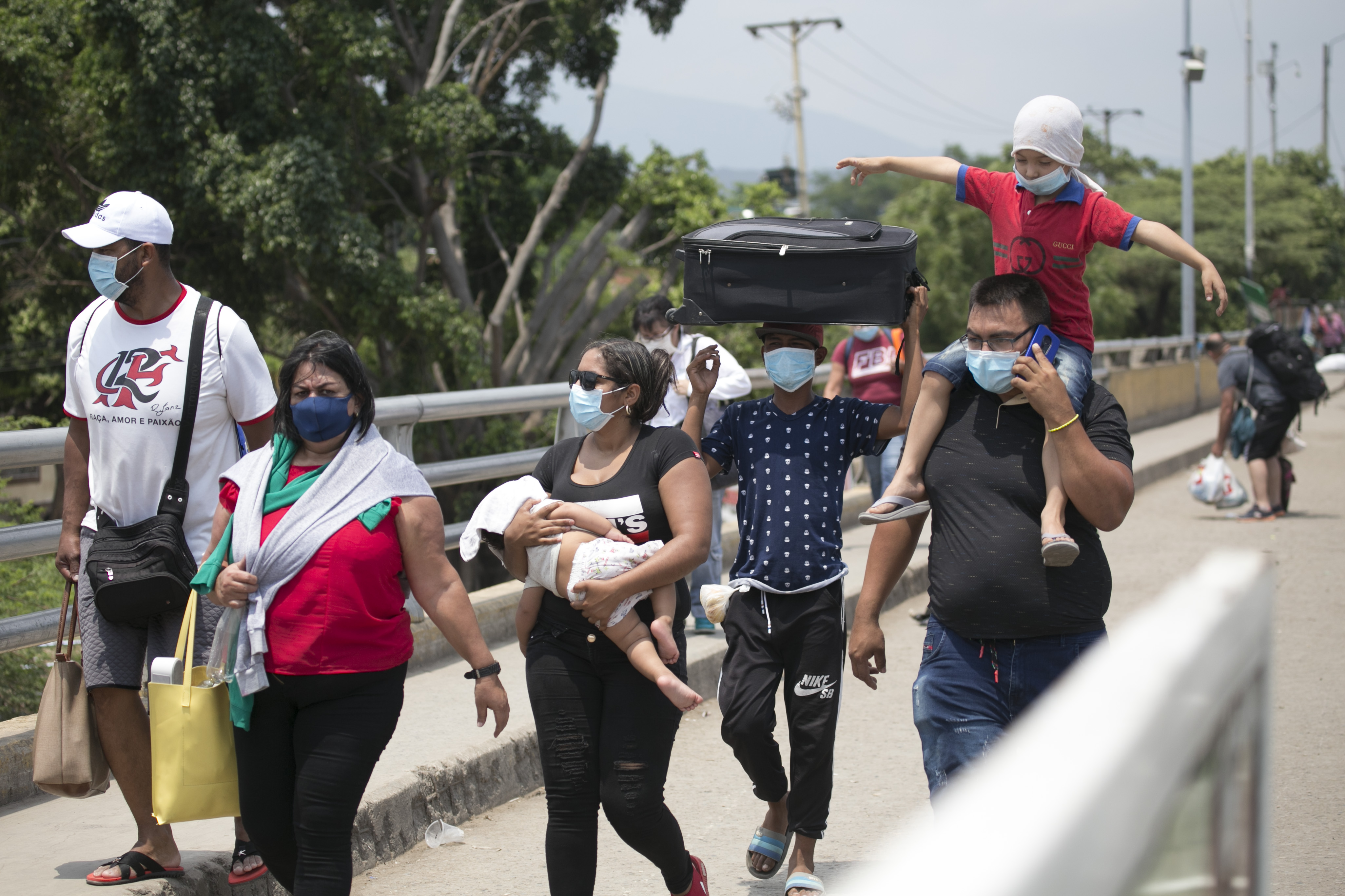 migrantes en el puente fronterizo