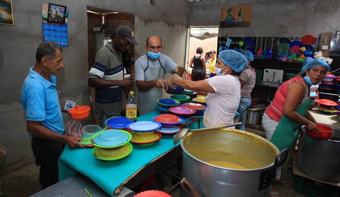 Jairo Alfonso Toro es el cocinero del comedor. Recibe ayuda de los beneficiarios.