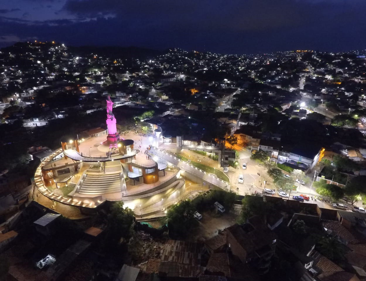 El monumento de Cristo Rey se ilumina 