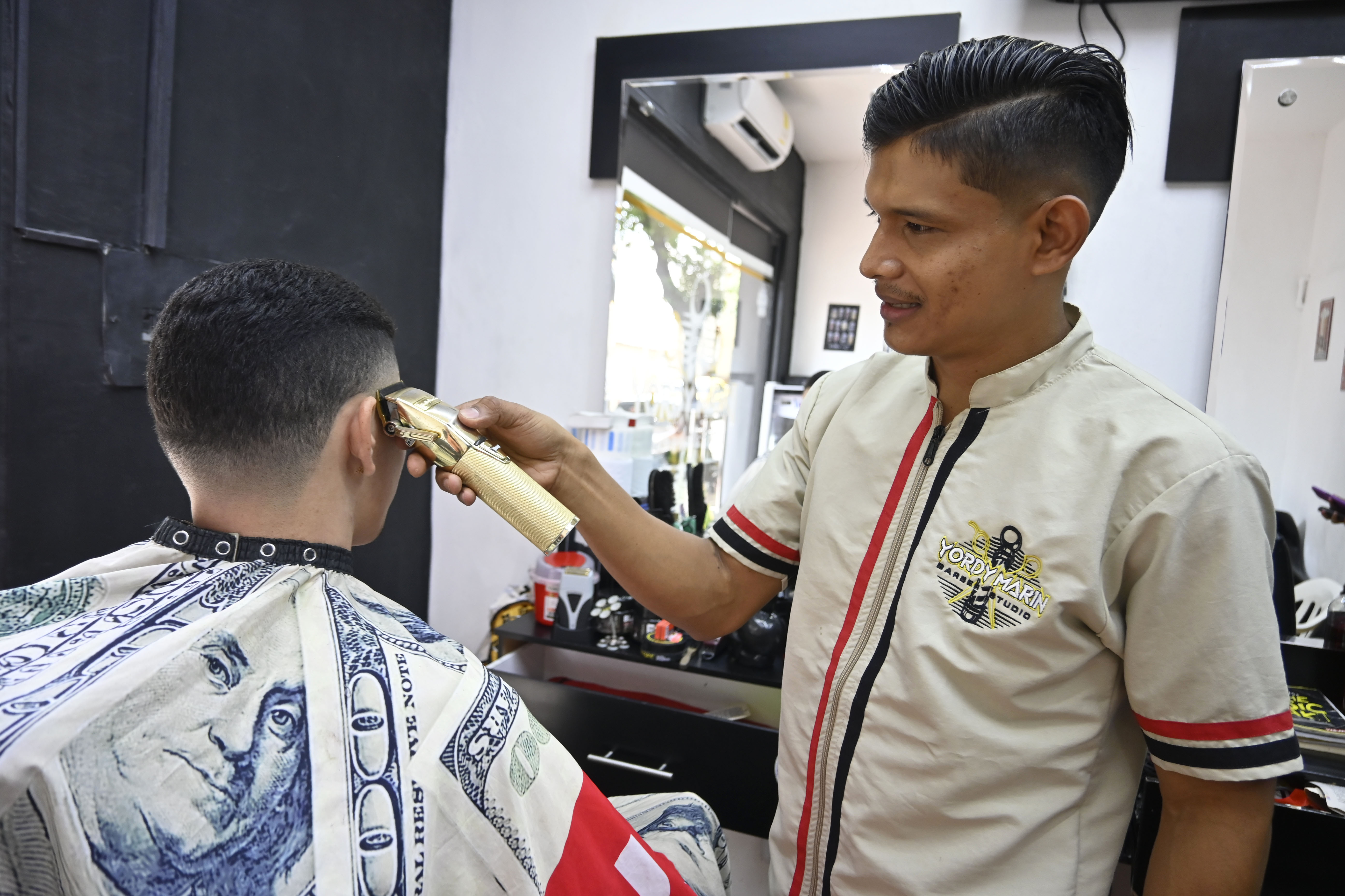 Jóvenes venezolanos emprenden con las barberías en Cúcuta
