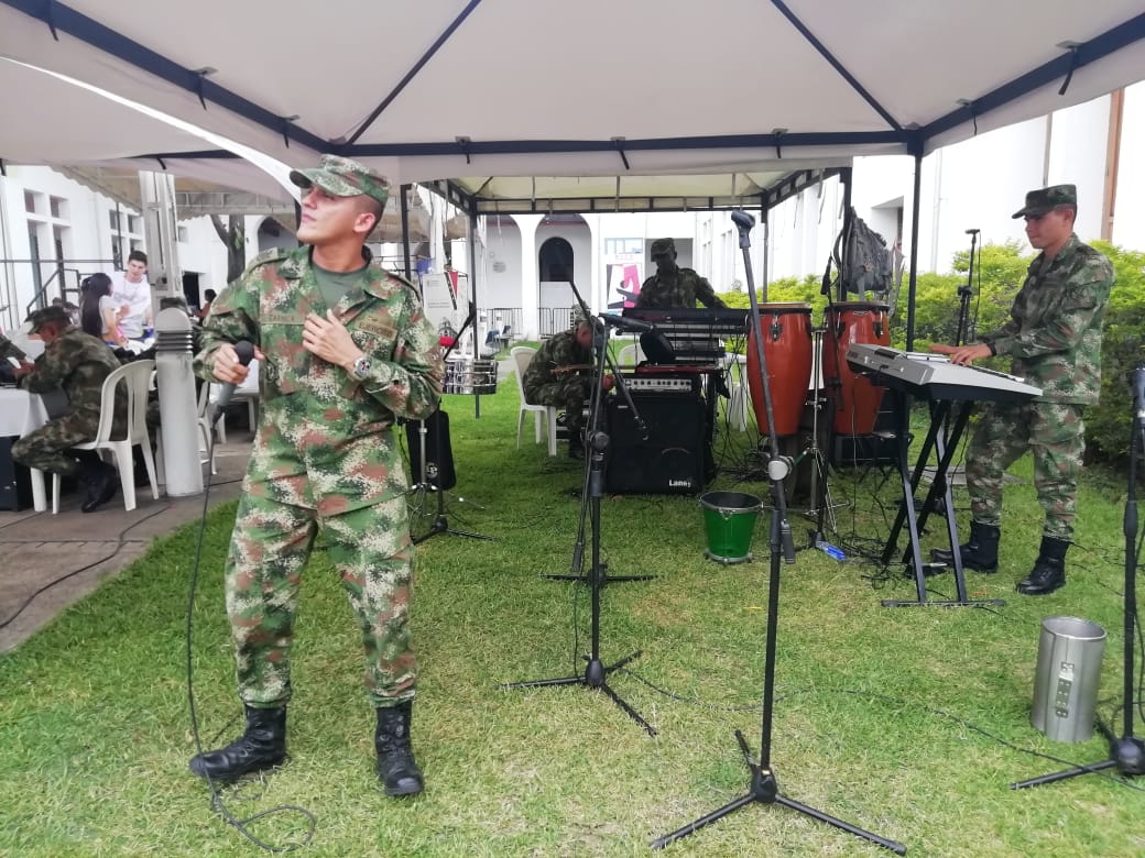 Un grupo musical del Ejército amenizó la actividad.
