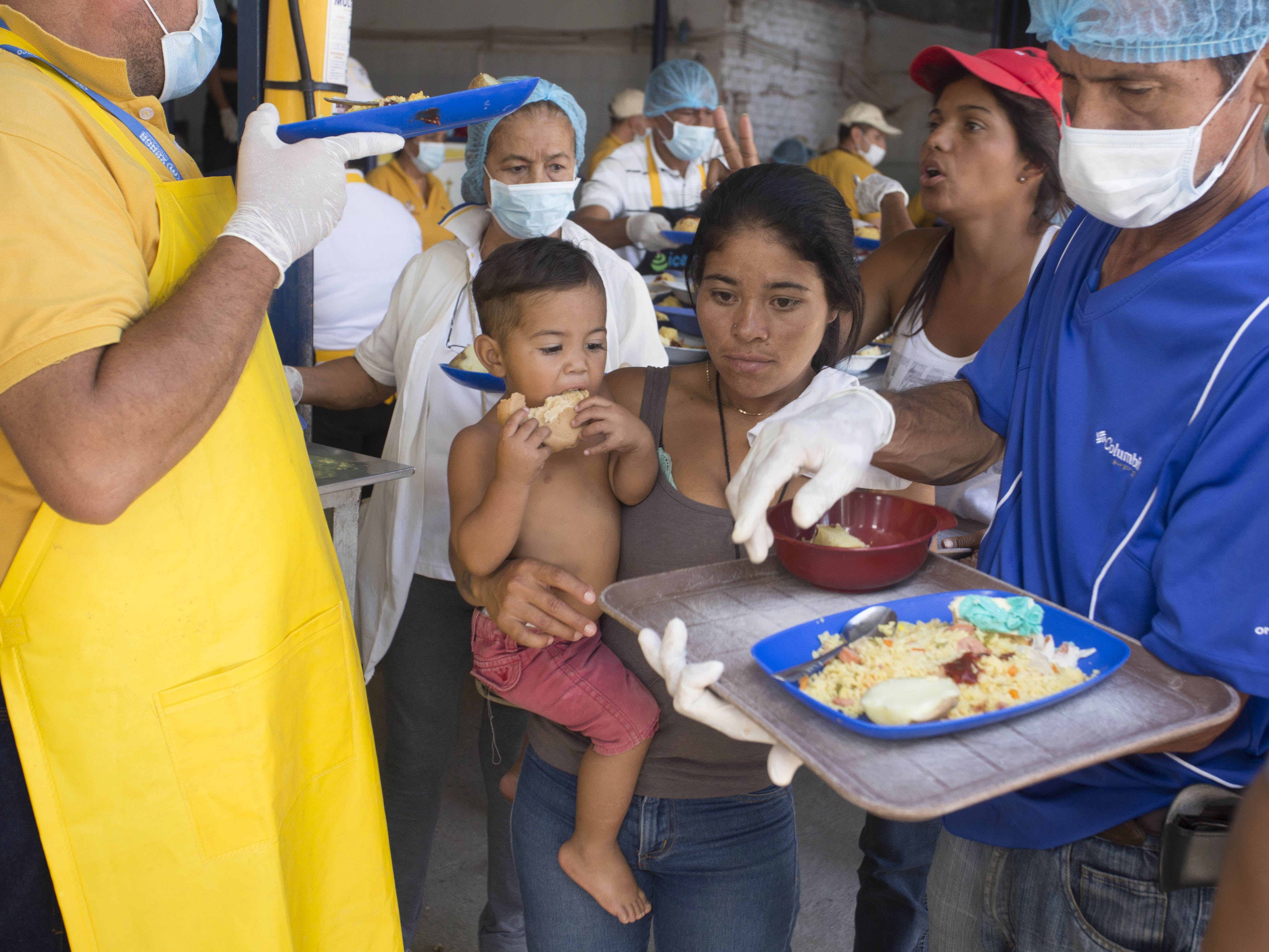 Las migrantes venezolanas en Colombia trabajan en economía informal
