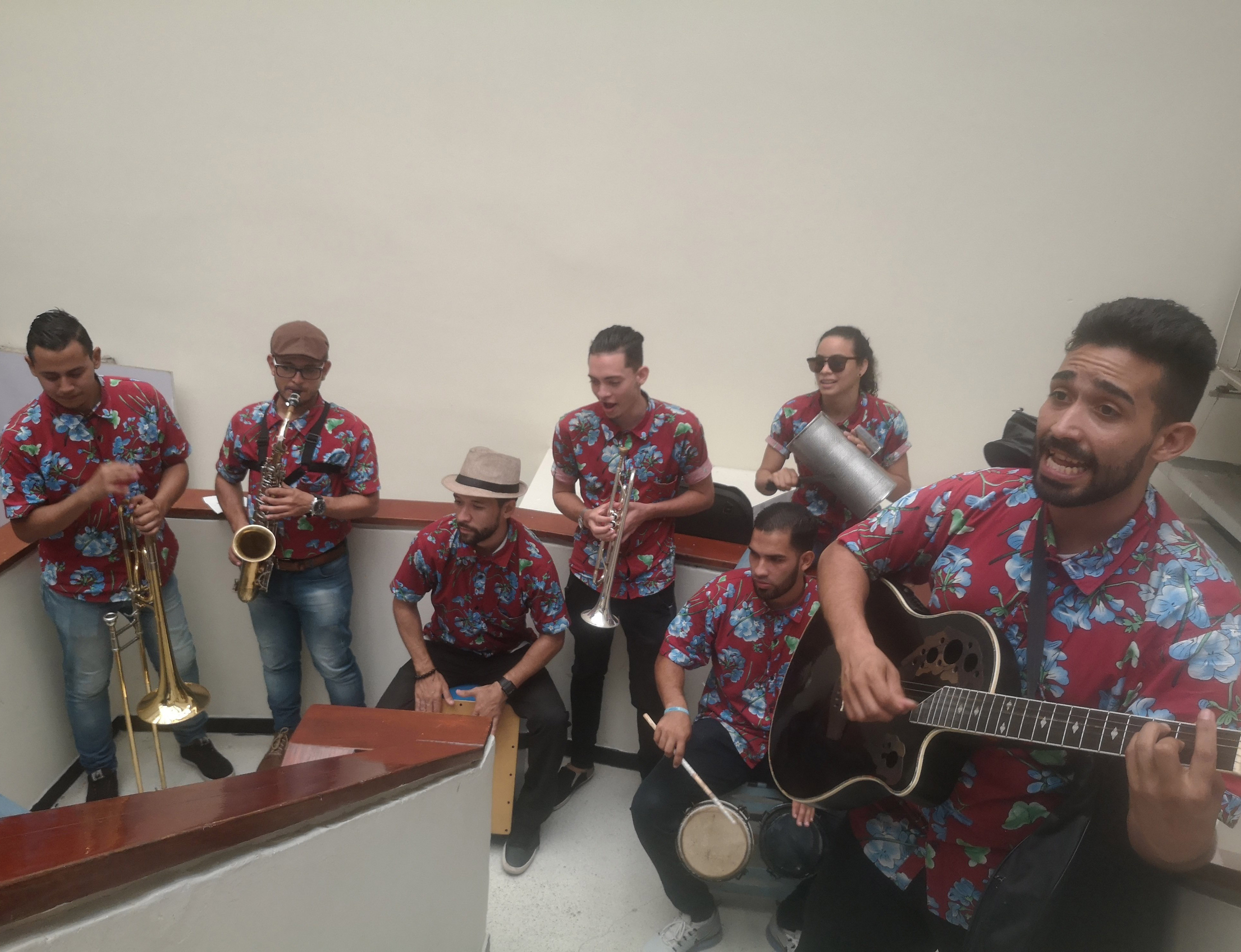 Los músicos venezolanos trabajan en las calles