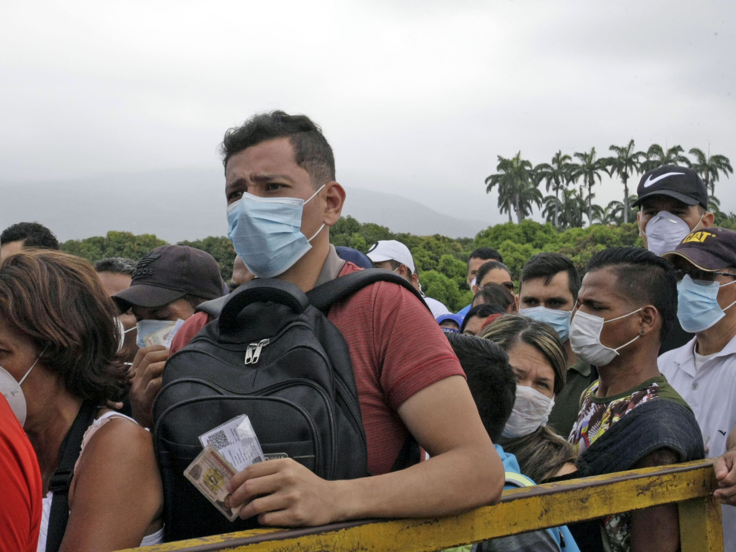 En el puente los venezolanos llevaron el tapabocas