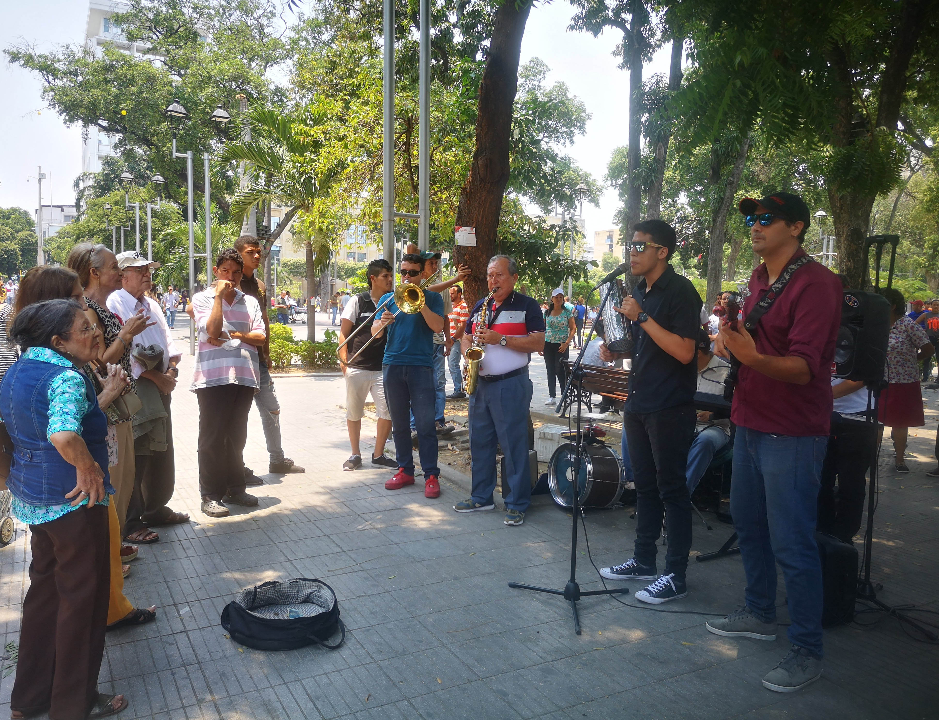 Los músicos venezolanos salen a diario a buscar su sustento.