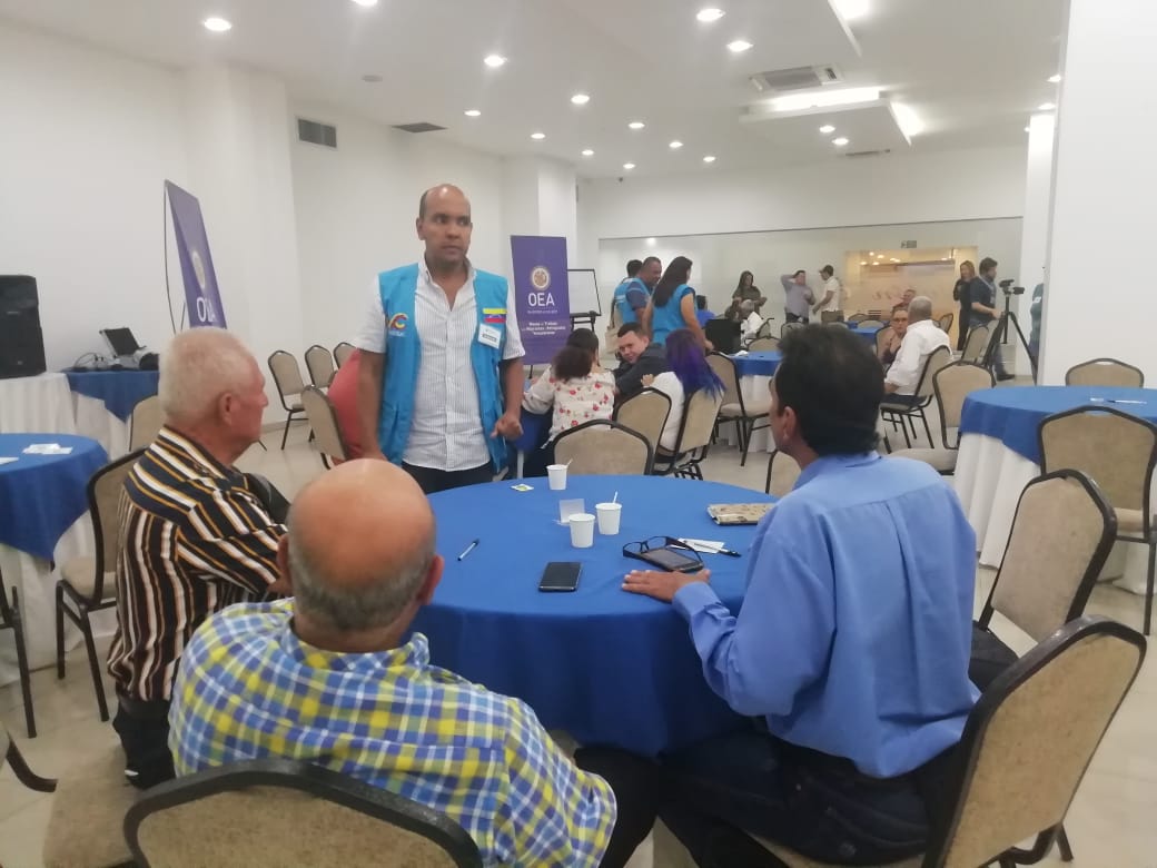 El comisionado se reunió con migrantes en el hotel Casino Internacional de Cúcuta.
