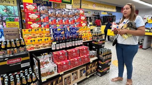 Las comercializadoras están abarrotadas de clientes en busca de las ofertas para preparar hallacas, pernil y otros platillos típicos.