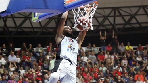 El jugador firmó su nombre en la historia del baloncesto rojinegro con el título profesional tras vestir la camisa de la Selección Norte de Santander.