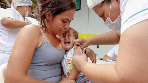 Para vacunar a los niños debes presentar la tarjeta de vacunación.