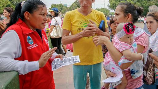 Los padres deben llevar las tarjetas de vacunación de los niños.