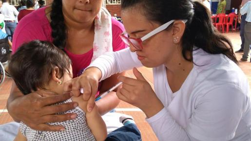 Al momento de vacunar al niño lleva el cartón de vacunas.