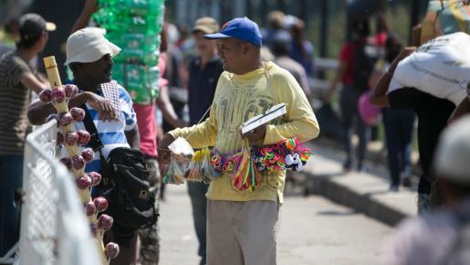 José es un venezolano que trabaja en el puente Simón Bolívar