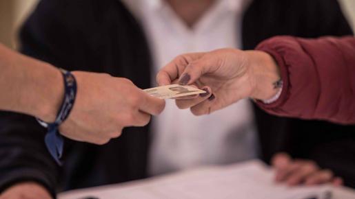 ¿Dónde saco la cita para la Registraduría? Para hacer trámites de nacionalización debes acudir a la Registraduría.