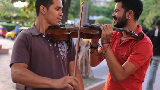 Los músicos salen a rebuscarse en los parques y plazas de la ciudad.