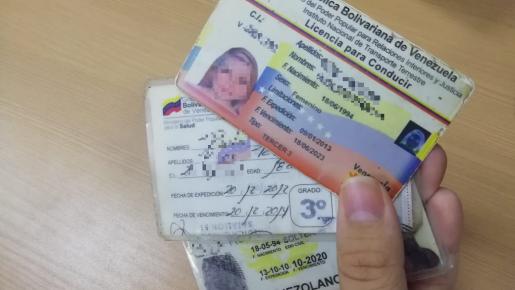 La licencia debe presentarse con el certificado médico, cédula de identidad y PEP o pasaporte.