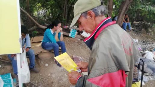 Entrega de volantes de Estoy en la frontera en Cúcuta