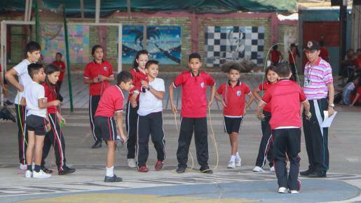 Los alumnos presentan una prueba en el colegio que asigna la Secretaría. 