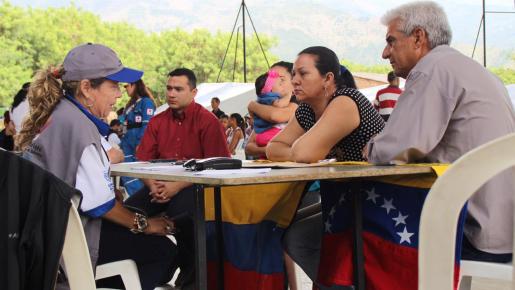 Los migrantes pueden consultar las líneas telefónicas para recibir atención especial. 