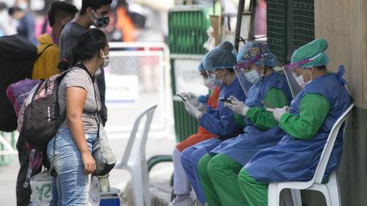 En el puente a  los migrantes le hacen un tamizaje de salud