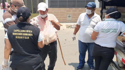 Los voluntarios hacen entrega de los insumos a la población vulnerable 