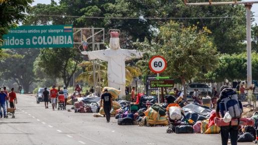 Los migrantes hacen cola para poder cruzar la frontera 