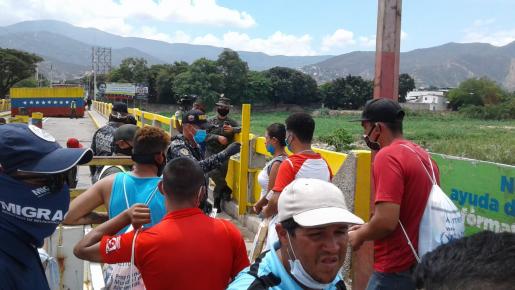 El paso por el puente Simón Bolívar sigue igual