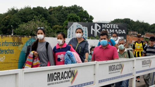 Migrantes cruzando el puente