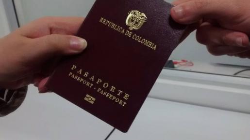 El pasaporte debes tramitarlo ante la Gobernación del departamento donde te encuentres