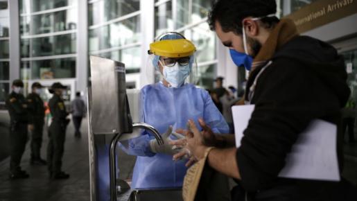 Viajeros cumpliendo el aseo de manos en los aeropuertos