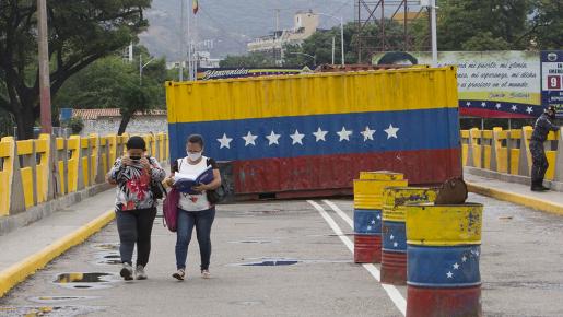 Se exceptúa lo siguiente: emergencia humanitaria, transporte de carga y mercancía, caso fortuito o fuerza mayor y la salida de extranjeros. 