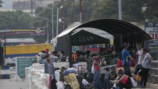 Migrantes pasan diariamente por la frontera