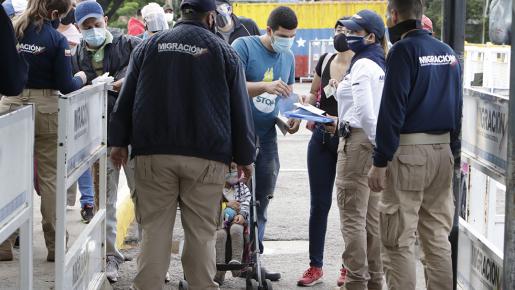 Por el puente Simón Bolívar se puede ingresar de 6:00 am hasta las 3:00 pm. 