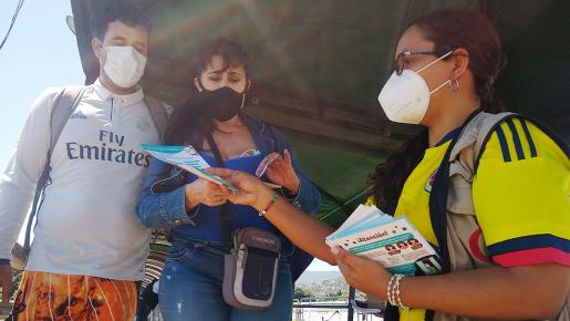 Se entregaron unos 120 volantes con medidas para prevenir el virus en el puente internacional Simón Bolívar. 