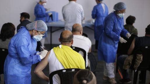 Estos son los puntos de vacunación contra la COVID-19 para migrantes regulares -