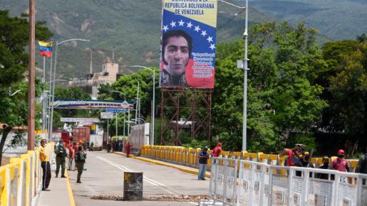 Retiro de contenedores en puente Simón Bolívar 