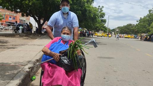 Silleros ayudan a pasar a migrantes y colombianos