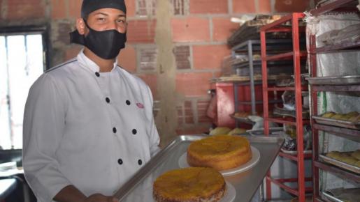 Migrante panadero levanta panadería 