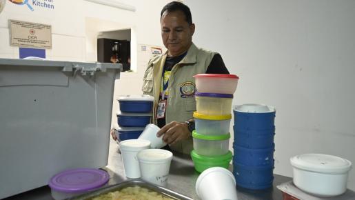 Cocina de la fundación en la hora del almuerzo 