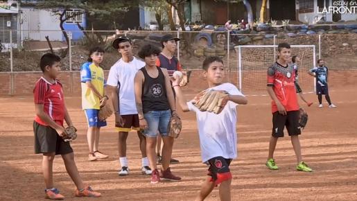Los profesores venezolanos están enseñando a jugar béisbol a jóvenes de la ciudad. 