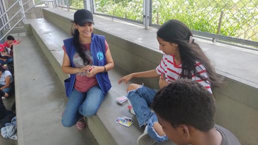 Docente venezolana Alejandra Briceño con menores en Cúcuta