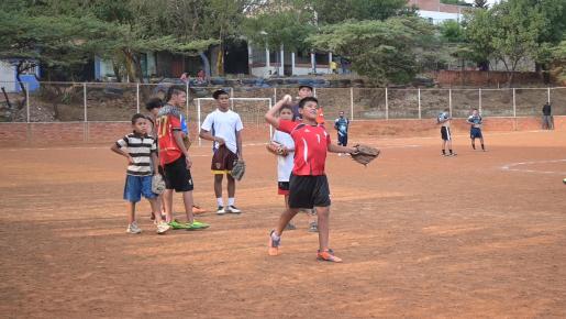 Jóvenes colombianos y venezolanos practican béisbol