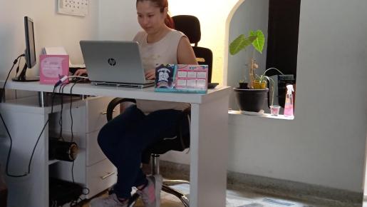 Esta mujer está trabajando con una reconocida empresa de belleza internacional.