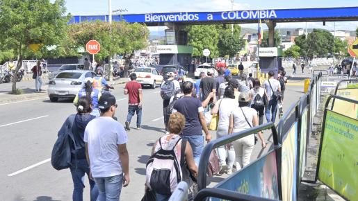 Migrantes venezolanos cruzan la frontera. / Foto: archivo La Opinión