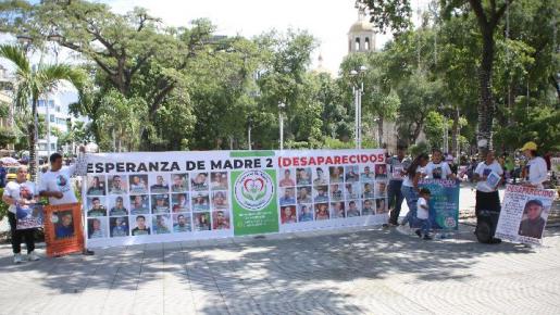 Con una pancarta y camisetas con el rostro de sus familiares desaparecidos, las personas de la agrupación Esperanza de Madre 2 recordaron a sus seres queridos. / Foto: Carlos Ramírez. 