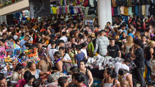 Miles de personas visitaron los centros comerciales de Cúcuta