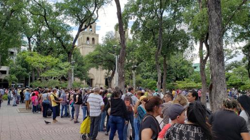 En el parque Santander de Cúcuta se hacen largas filas de venezolanos esperando para reclamar remesas.