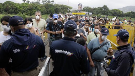 En el puente los funcionarios de Migración hacen exhortación al uso del tapabocas