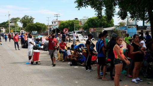 Migrantes hacen fila para cruzar hacia Venezuela